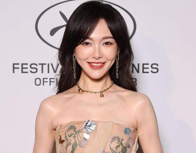 纳红毯生图：苹果肌下垂鱼尾纹能当眼线尊龙凯时网站41岁唐嫣断崖式衰老！戛(图8)