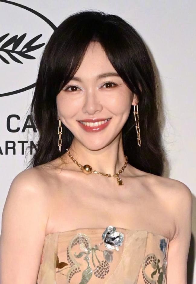 纳红毯生图：苹果肌下垂鱼尾纹能当眼线尊龙凯时网站41岁唐嫣断崖式衰老！戛(图2)